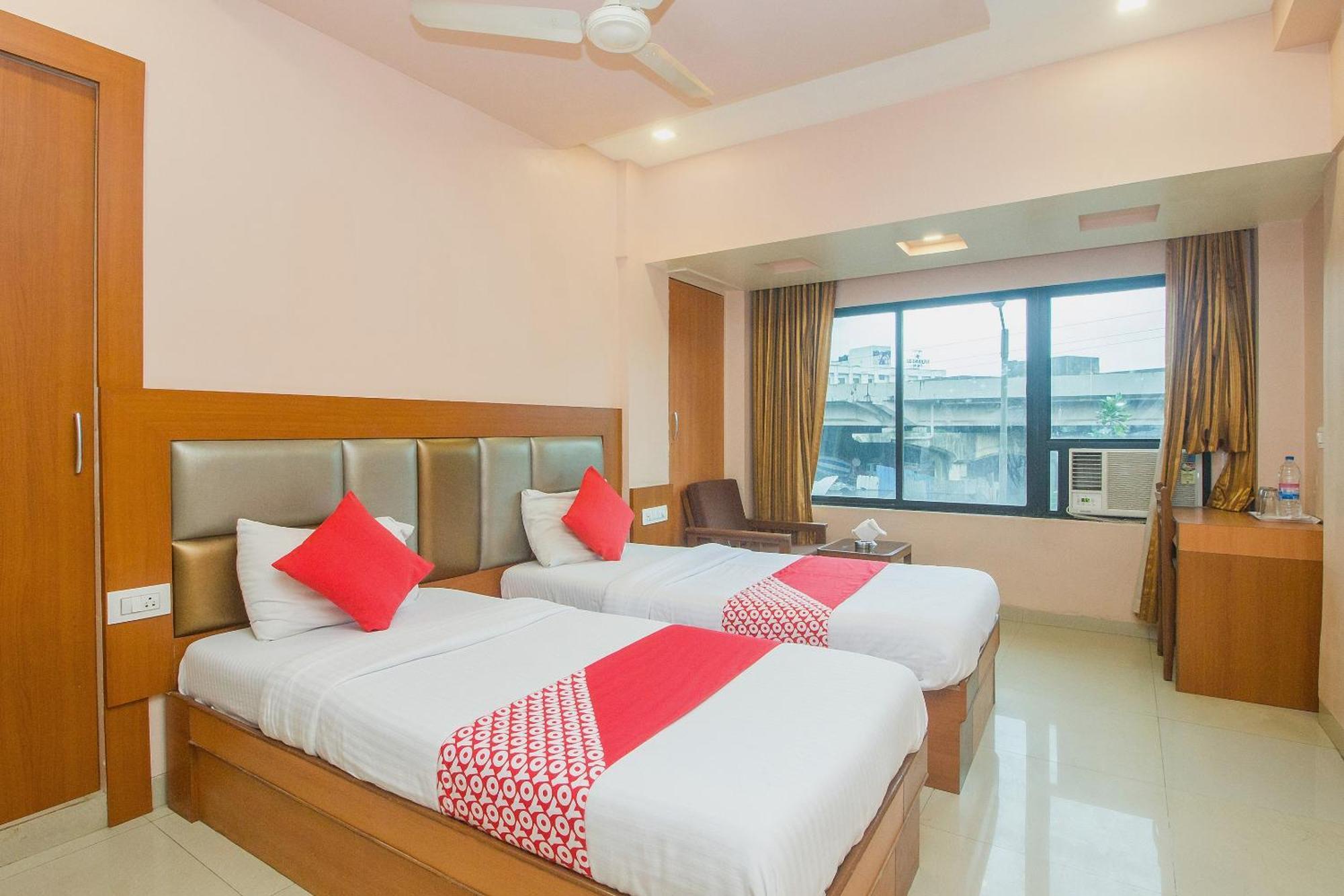 Oyo Hotel Sarovar Grand Kalamboli Exterior foto
